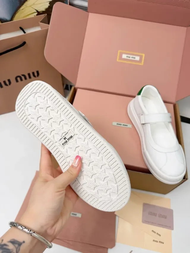 Miu Miu Zapatos Mary Jane de Cuero Blanco y Verde con Tab de Talón 3