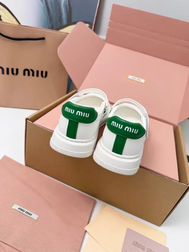 Miu Miu Zapatos Mary Jane de Cuero Blanco y Verde con Tab de Talón 4