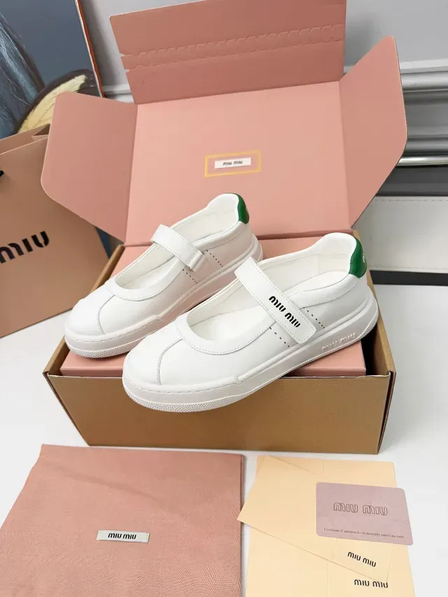 Miu Miu Zapatos Mary Jane de Cuero Blanco y Verde con Tab de Talón 5