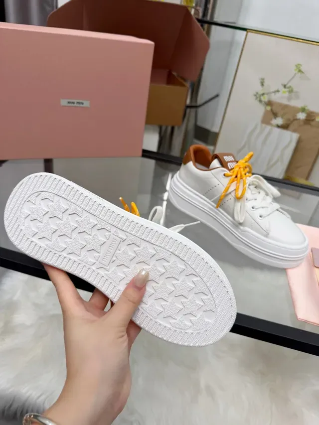 Miu Miu Zapatillas Lifestyle de Cuero Blanco y Amarillo con Suela de Plataforma 2