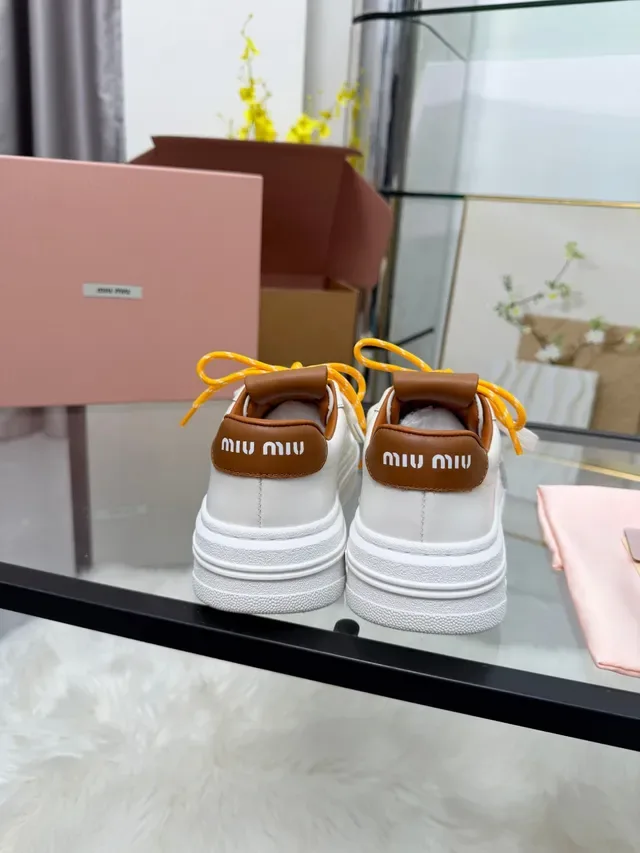 Miu Miu Zapatillas Lifestyle de Cuero Blanco y Amarillo con Suela de Plataforma 3