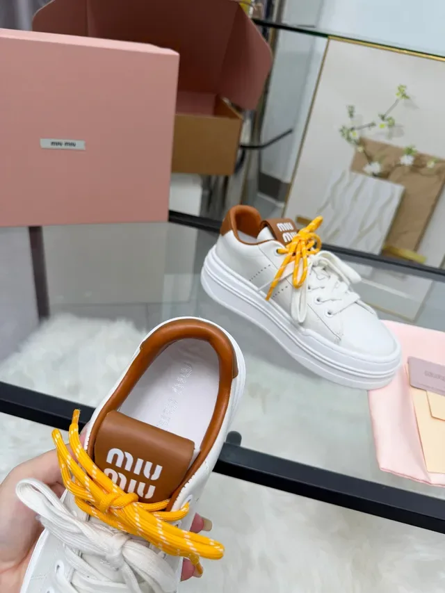 Miu Miu Zapatillas Lifestyle de Cuero Blanco y Amarillo con Suela de Plataforma 4