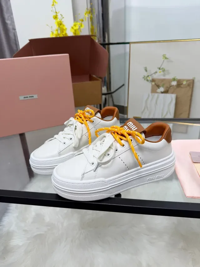Miu Miu Zapatillas Lifestyle de Cuero Blanco y Amarillo con Suela de Plataforma 5