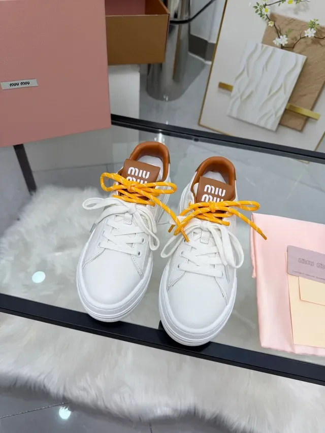 Miu Miu Zapatillas Lifestyle de Cuero Blanco y Amarillo con Suela de Plataforma 6