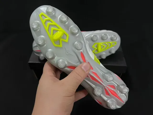 Mizuno सफेद ग्रे सिन्थेटिक अपर मोल्डेड सोलप्लेट फर्म ग्राउंड फुटबॉल जूते 2