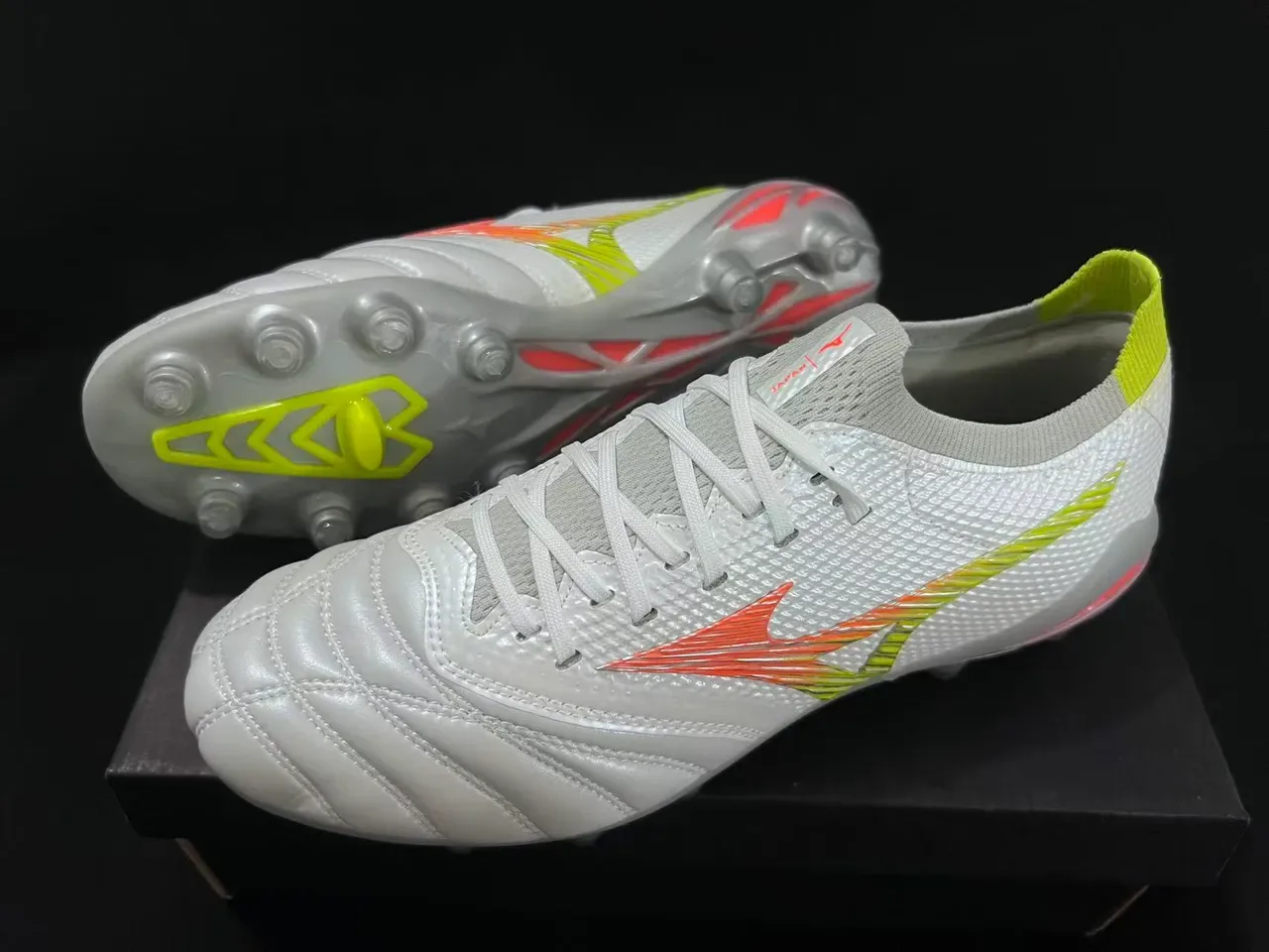 Mizuno सफेद ग्रे सिन्थेटिक अपर मोल्डेड सोलप्लेट फर्म ग्राउंड फुटबॉल जूते 9