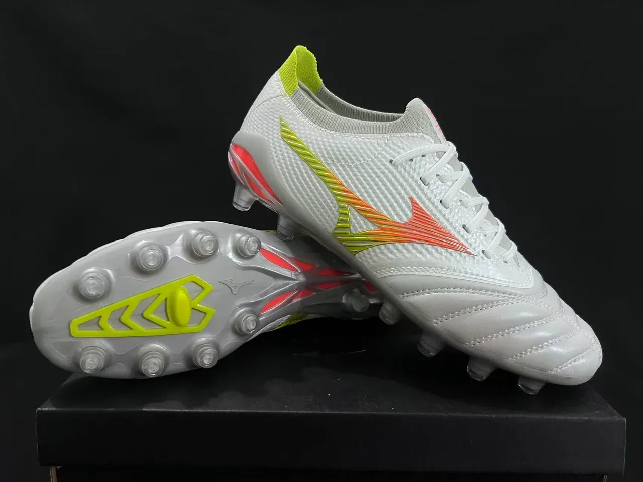 Mizuno सफेद ग्रे सिन्थेटिक अपर मोल्डेड सोलप्लेट फर्म ग्राउंड फुटबॉल जूते 10