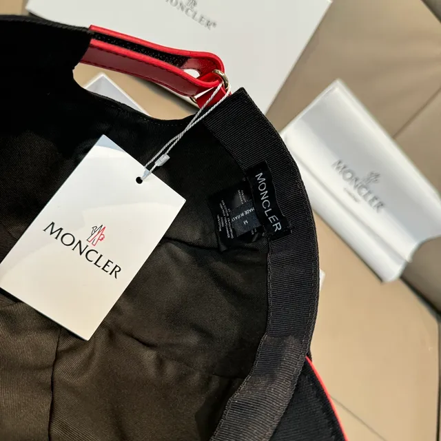 Moncler أسود أحمر بناء سداسي اللوحات شعار مطرز قبعة بيسبول 9