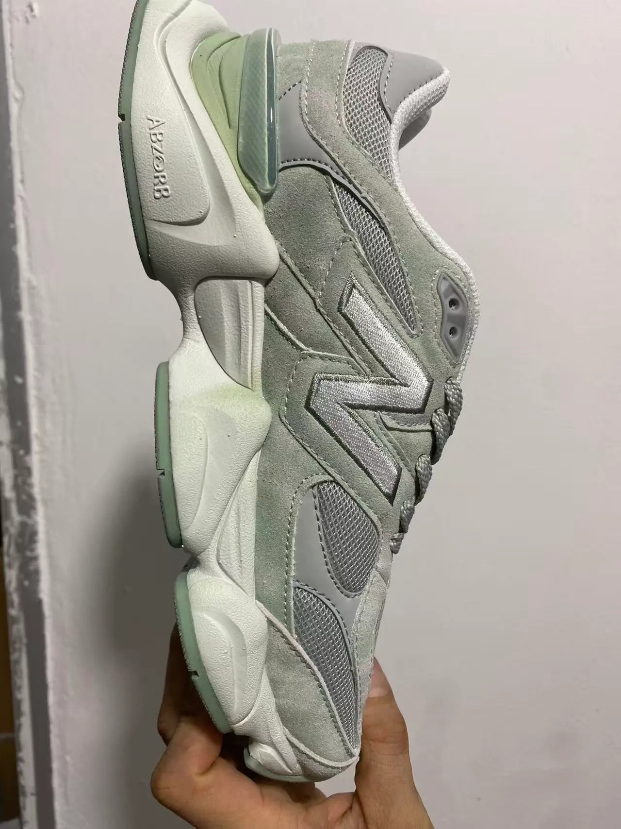 New Balance 9060 Gris clair et vert menthe sneakers chunky 3