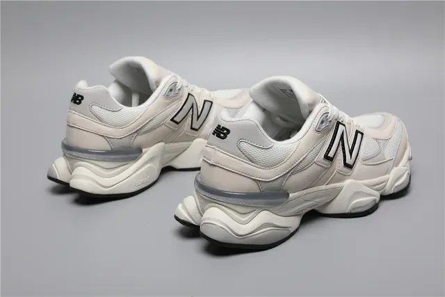 New Balance বেইজ কালো মোটা প্ল্যাটফর্ম সোল মেশ এবং সিন্থেটিক ওভারলে নির্মাণ লাইফস্টাইল স্নিকার্স 5