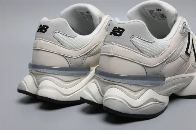 New Balance বেইজ কালো মোটা প্ল্যাটফর্ম সোল মেশ এবং সিন্থেটিক ওভারলে নির্মাণ লাইফস্টাইল স্নিকার্স 8