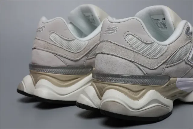 New Balance Chaussures lifestyle beige gris à semelle intermédiaire chunky upper hybride maille daim 2