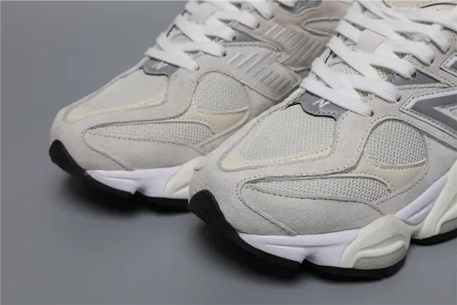 New Balance Chaussures lifestyle beige gris à semelle intermédiaire chunky upper hybride maille daim 4