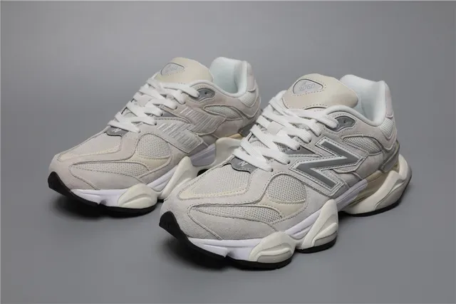 New Balance Chaussures lifestyle beige gris à semelle intermédiaire chunky upper hybride maille daim 5