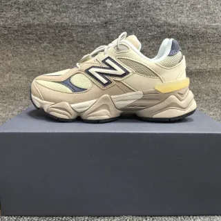 New Balance 米色海军蓝雕塑中底网面和麂皮覆盖厚底运动鞋