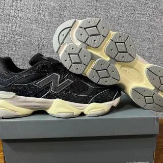 New Balance কালো বেইজ মাল্টি লেয়ারড সোল টেক্সচার্ড আপার চাঙ্কি স্নিকার