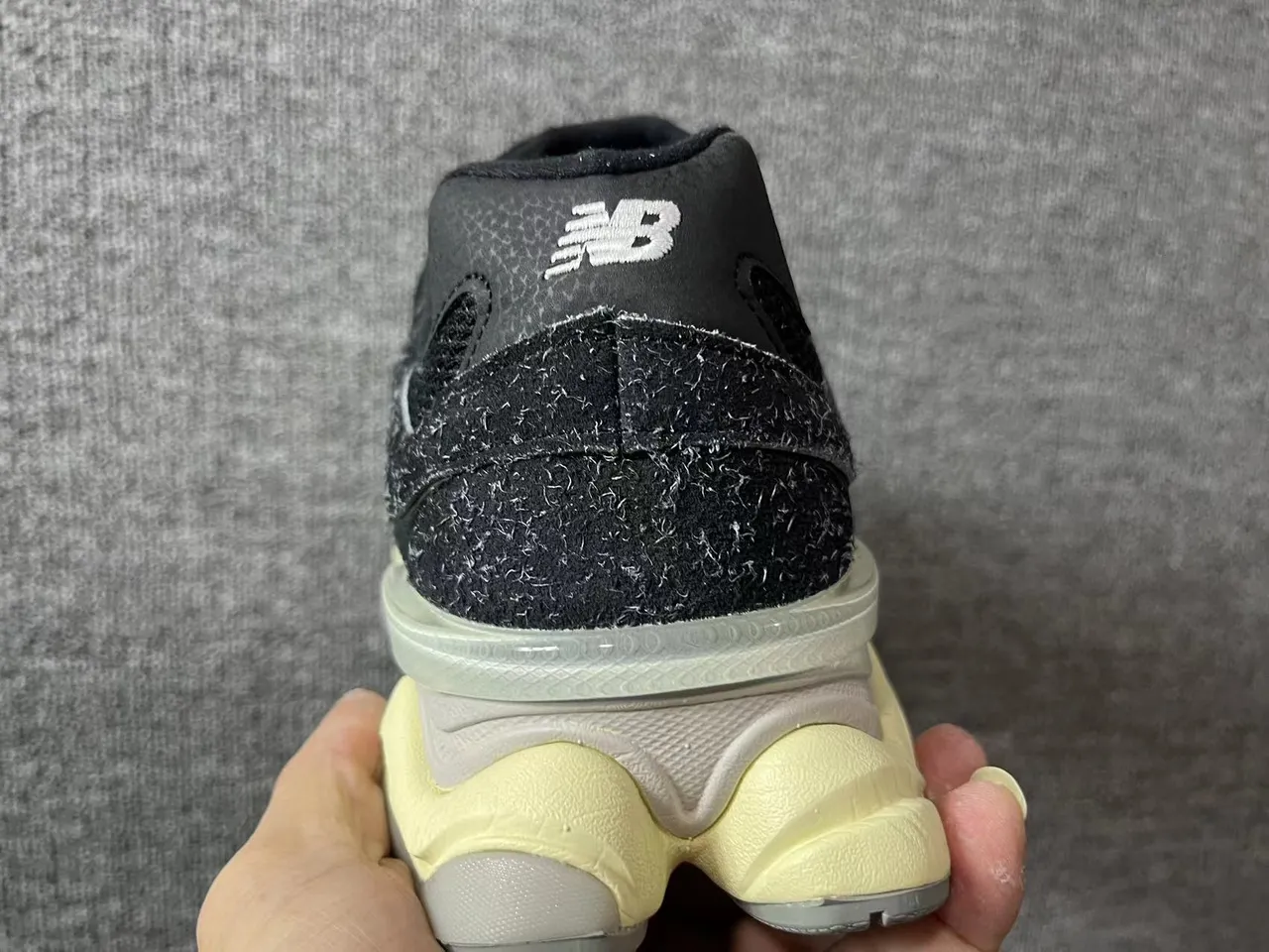 New Balance काला भूरा बहुस्तरीय तलवा बनावट वाली ऊपरी चंकी स्नीकर 2
