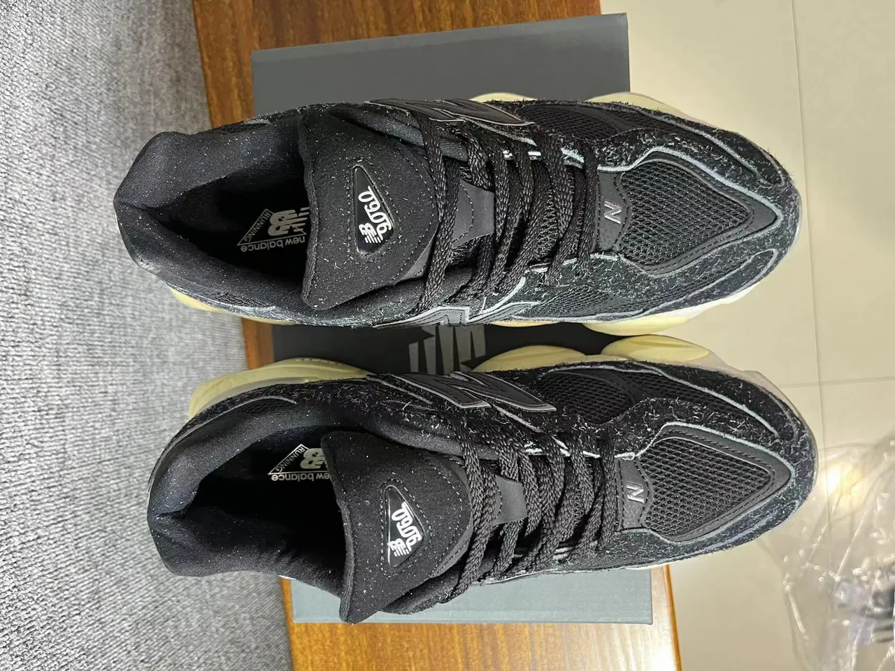 New Balance काला भूरा बहुस्तरीय तलवा बनावट वाली ऊपरी चंकी स्नीकर 3