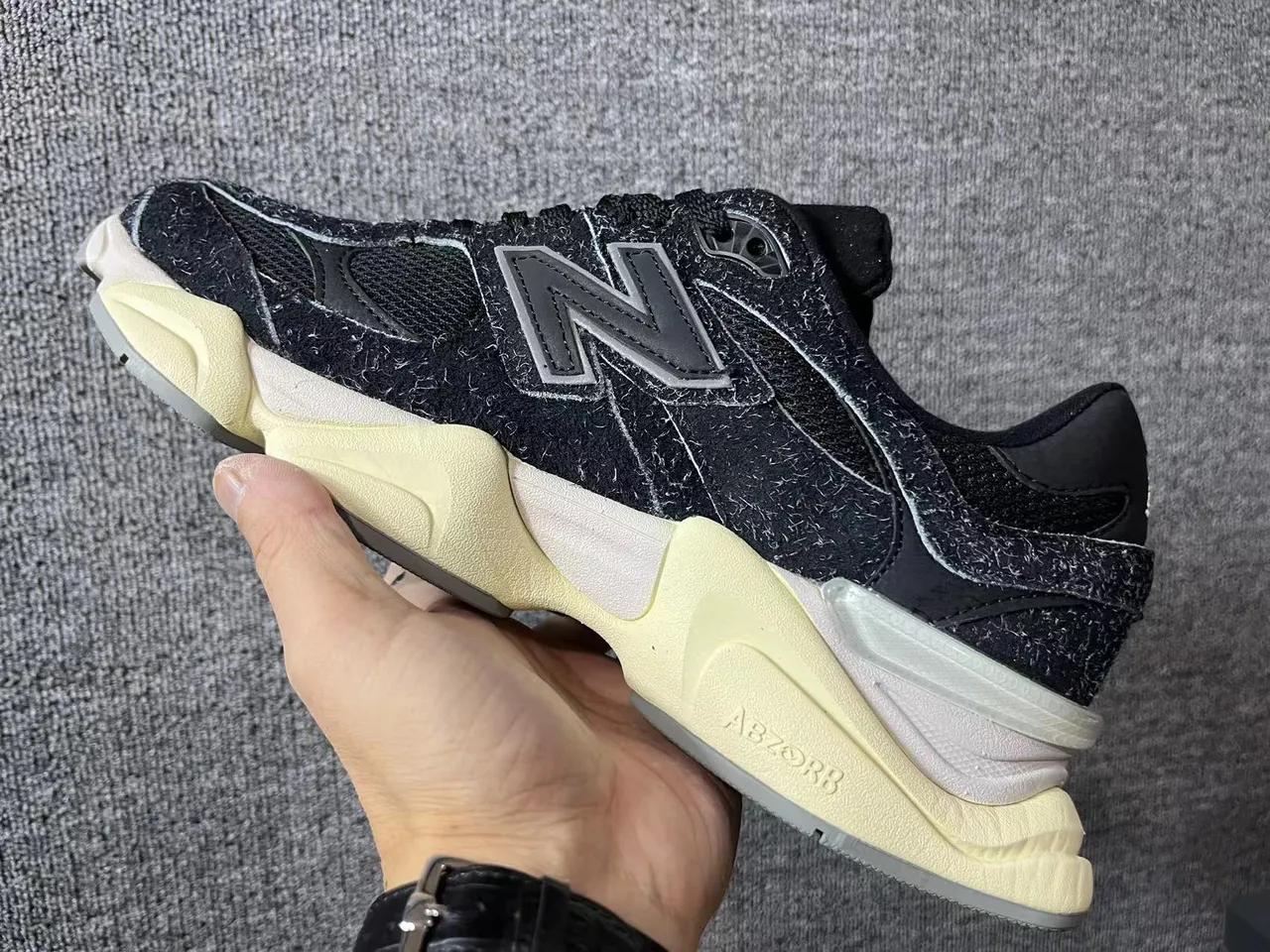 New Balance काला भूरा बहुस्तरीय तलवा बनावट वाली ऊपरी चंकी स्नीकर 4