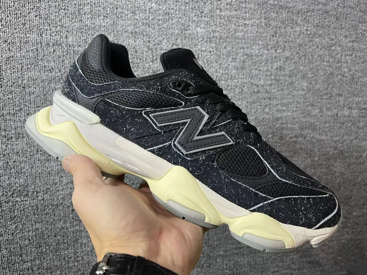 New Balance काला भूरा बहुस्तरीय तलवा बनावट वाली ऊपरी चंकी स्नीकर 5