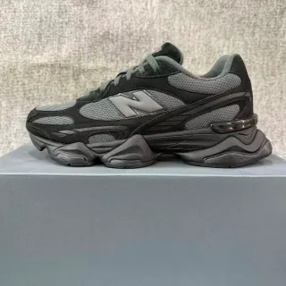 New Balance ब्लैक ग्रे मिक्स्ड मेश एंड सुडेड अपर स्कल्प्टेड सोल चंकी स्नीकर