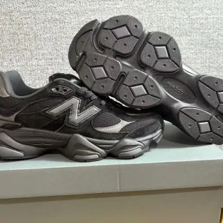 New Balance काला चांदी लेयर्ड सोल मेश एंड सुड म अंडर चंकी स्नीकर