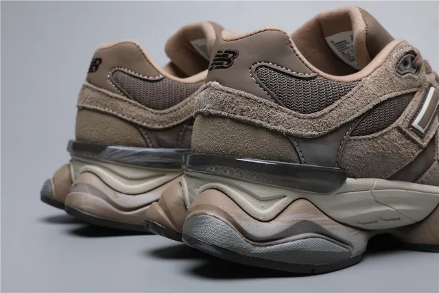 New Balance Marrom Bege Camada Superior de Couro de Camurça-Mesh Construção Assimétrica de Gaiola Tênis Chunky 2
