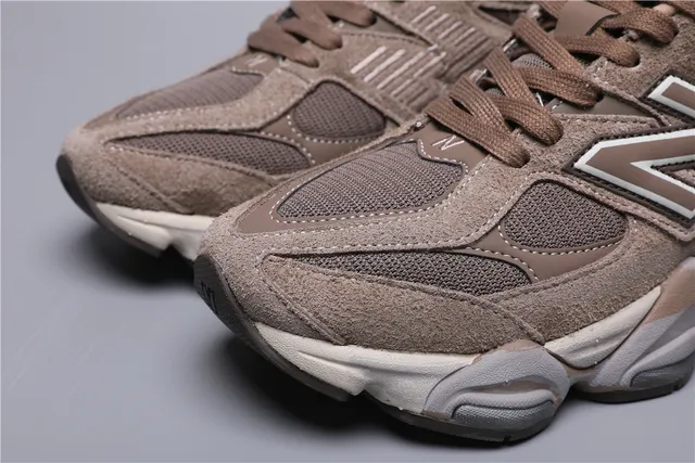 New Balance Marrom Bege Camada Superior de Couro de Camurça-Mesh Construção Assimétrica de Gaiola Tênis Chunky 4
