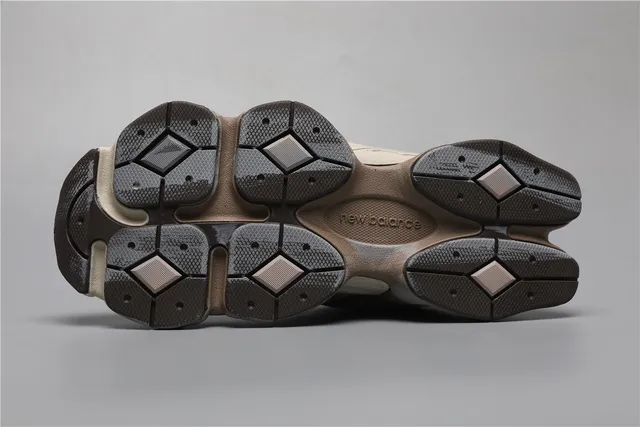 New Balance Marrom Bege Camada Superior de Couro de Camurça-Mesh Construção Assimétrica de Gaiola Tênis Chunky 6