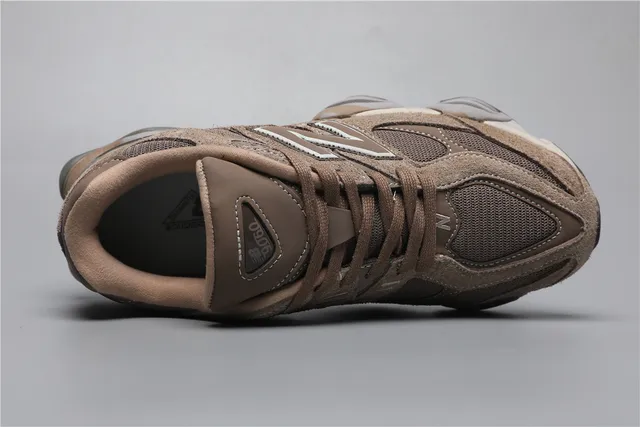 New Balance Marrom Bege Camada Superior de Couro de Camurça-Mesh Construção Assimétrica de Gaiola Tênis Chunky 7