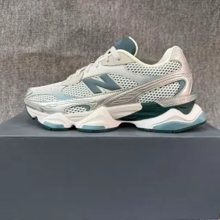 New Balance ग्रे ब्लू मल्टी लेयर्ड सोल मेश एंड सिंथेटिक ओवरले कंस्ट्रक्शन चंकी स्नीकर