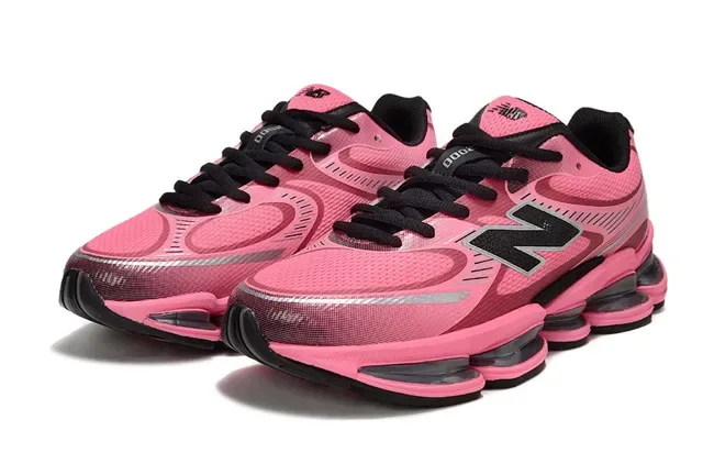 New Balance গোলাপি কালো খণ্ডিত স্বচ্ছ কুশনিং মেশ এবং সিন্থেটিক ওভারলে উপর লাইফস্টাইল স্নিকার্স 2