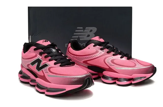 New Balance গোলাপি কালো খণ্ডিত স্বচ্ছ কুশনিং মেশ এবং সিন্থেটিক ওভারলে উপর লাইফস্টাইল স্নিকার্স 5