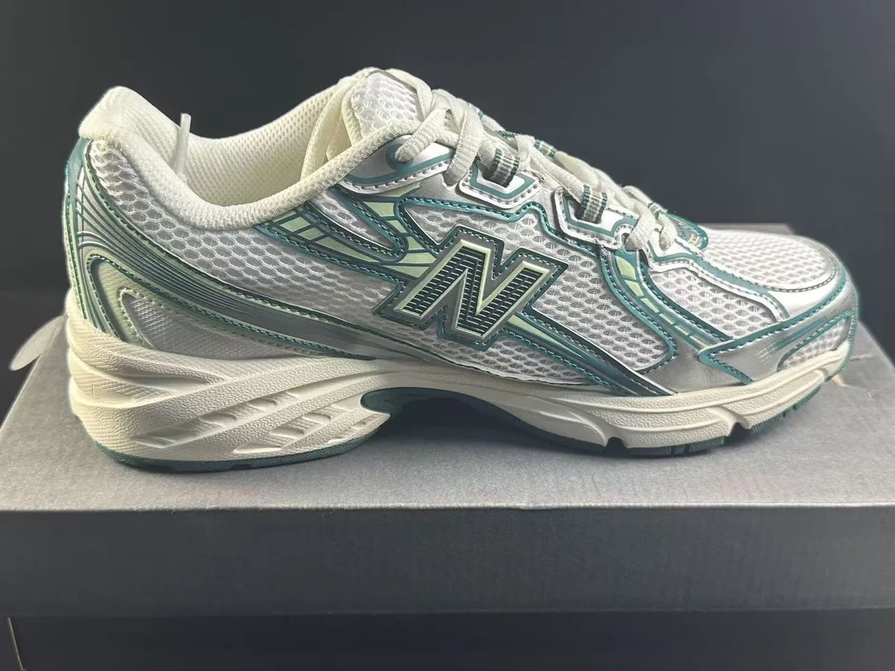 New Balance أبيض أخضر شبكة علوية طبقات اصطناعية متداخلة أحذية الجري 2