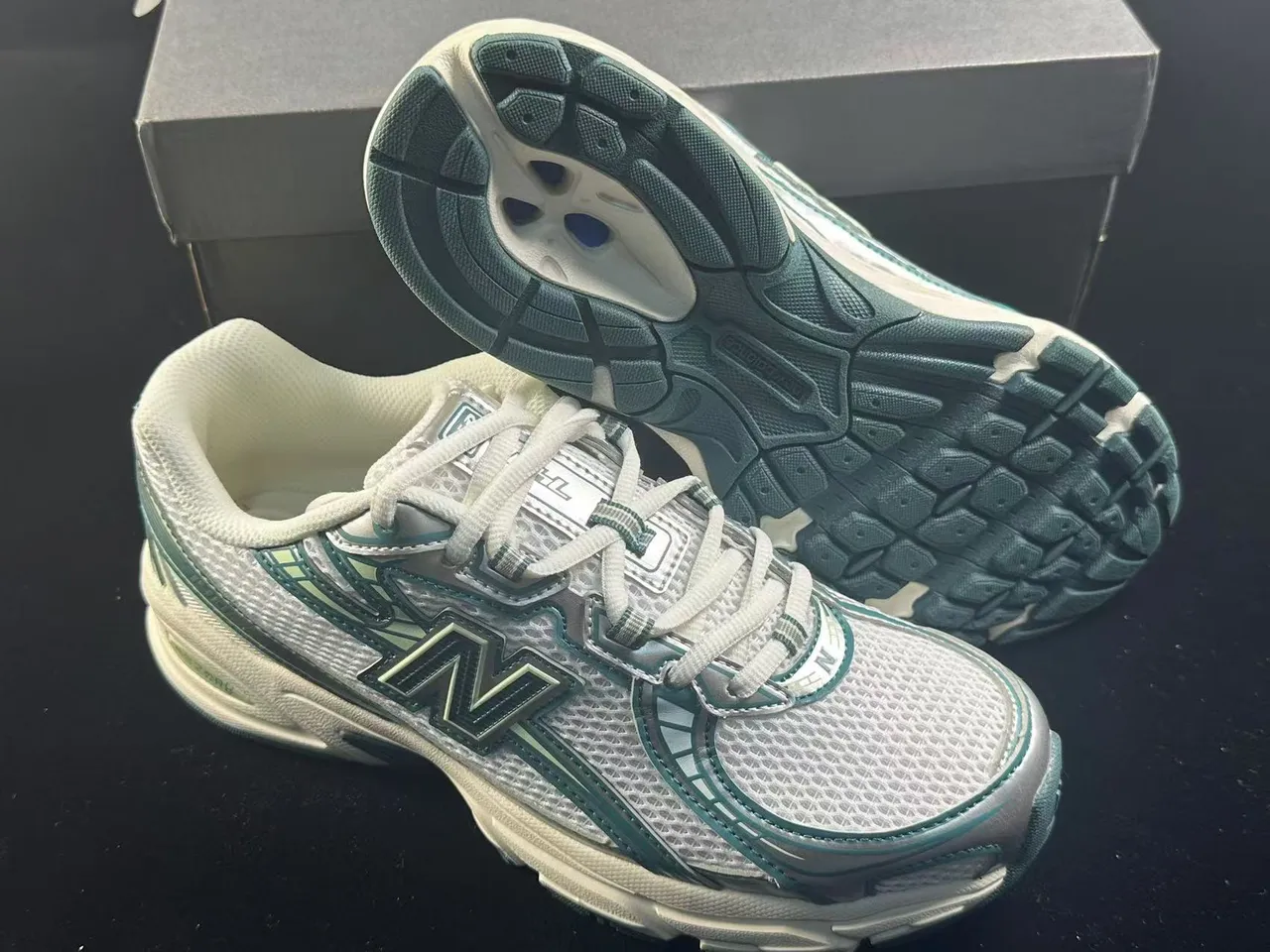 New Balance أبيض أخضر شبكة علوية طبقات اصطناعية متداخلة أحذية الجري 3