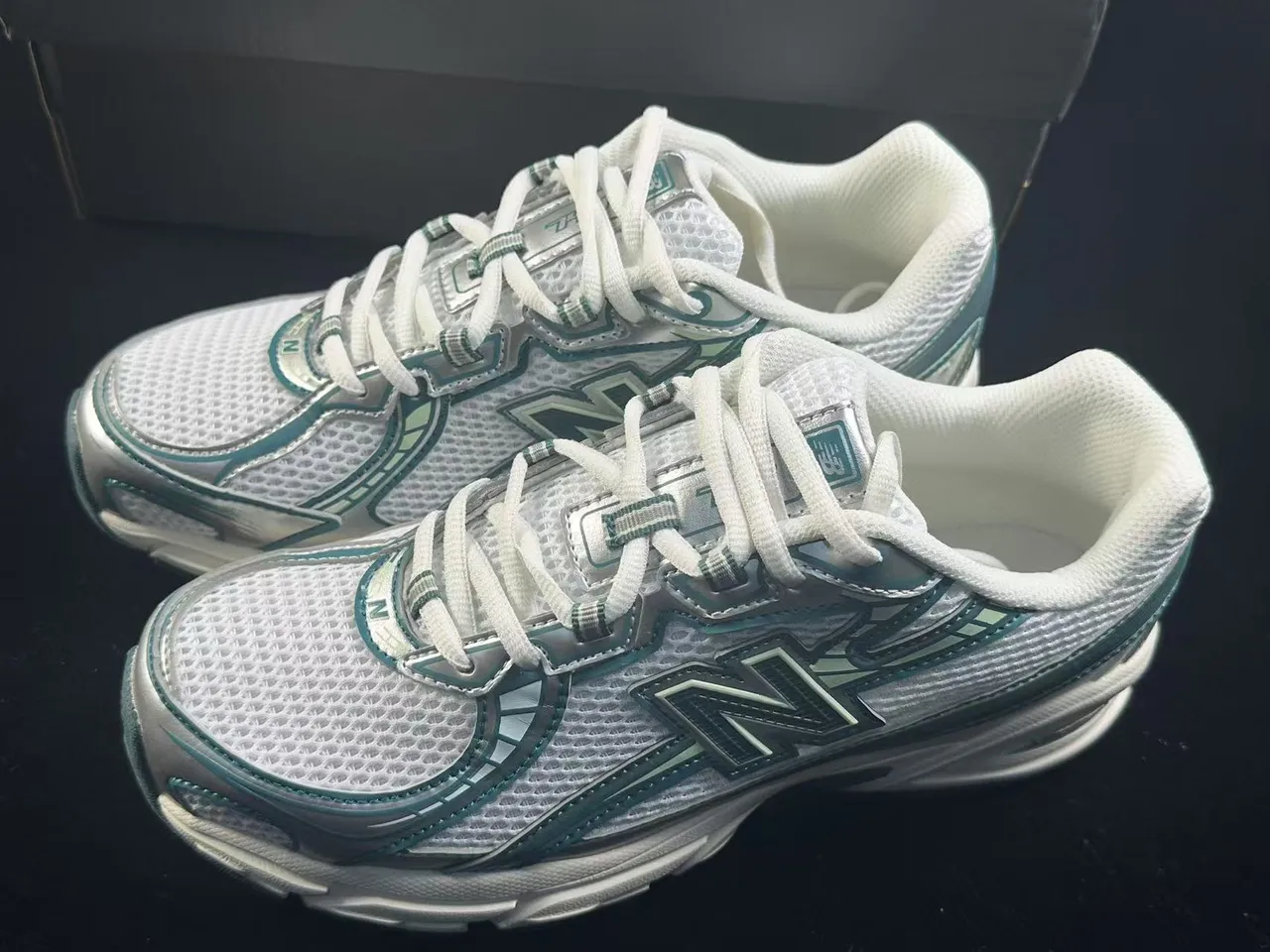 New Balance أبيض أخضر شبكة علوية طبقات اصطناعية متداخلة أحذية الجري 4