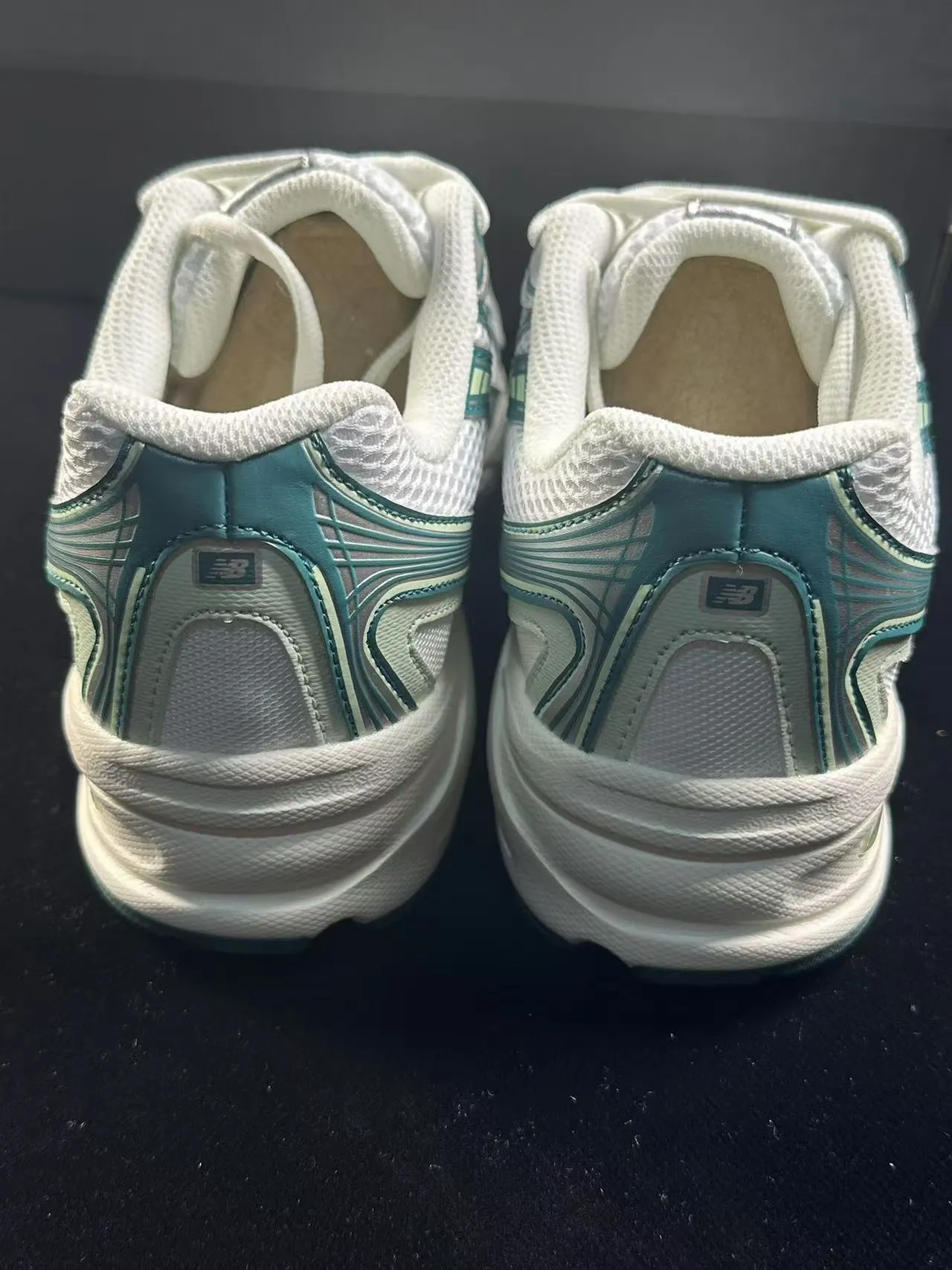 New Balance أبيض أخضر شبكة علوية طبقات اصطناعية متداخلة أحذية الجري 5