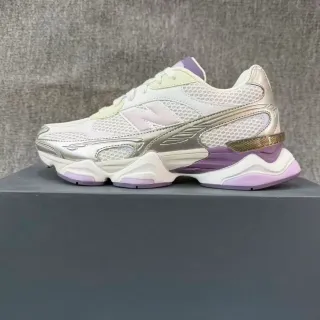 New Balance सफेद बैंगनी नक्काशीदार मिडसोल मेश और मेटालिक सिंथेटिक ओवरले चंकी स्नीकर