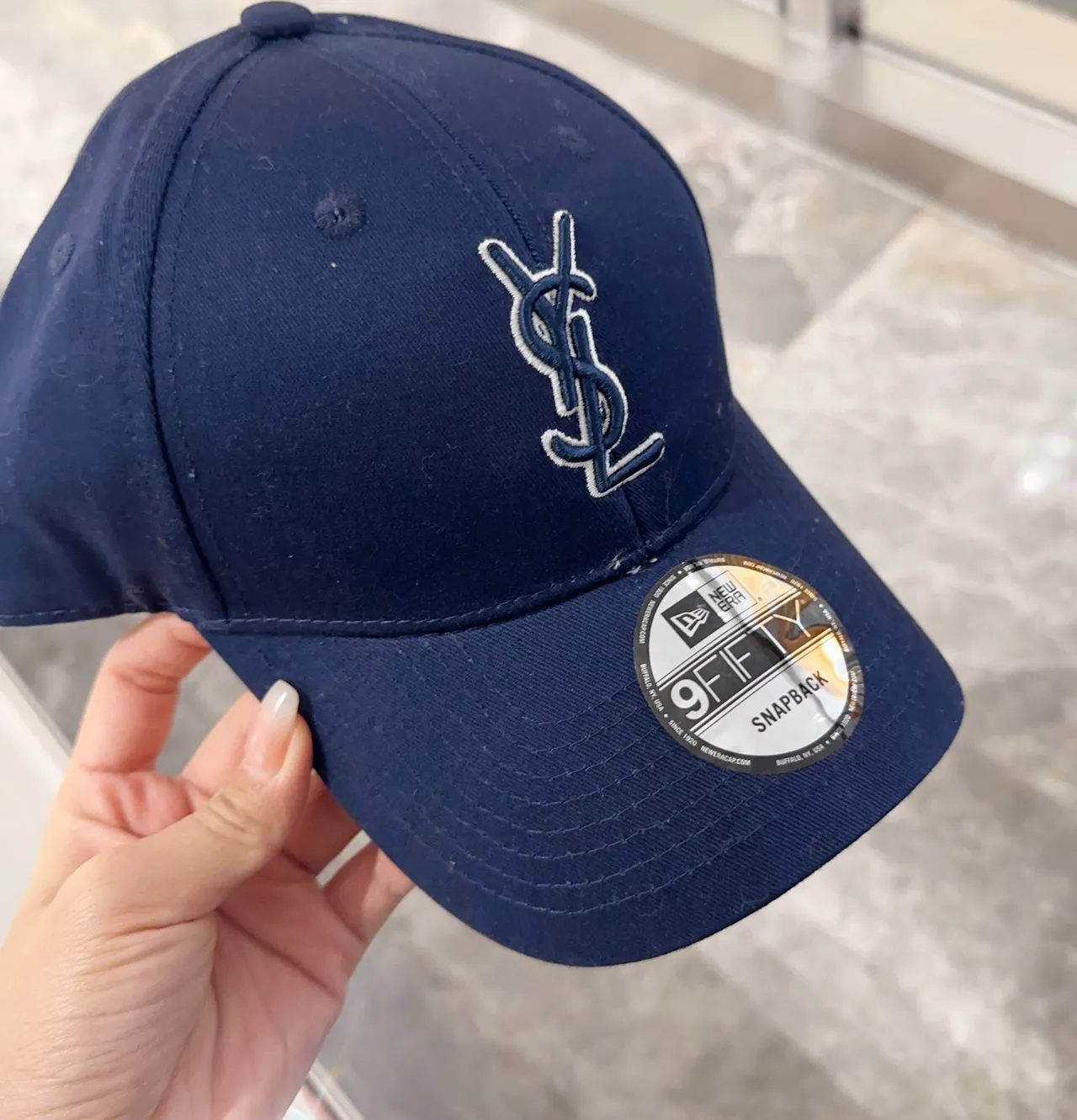 New Era 9FIFTY Snapback नेवी ब्लू इम्ब्रॉइडर्ड मोनोग्राम बेसबॉल कैप 3