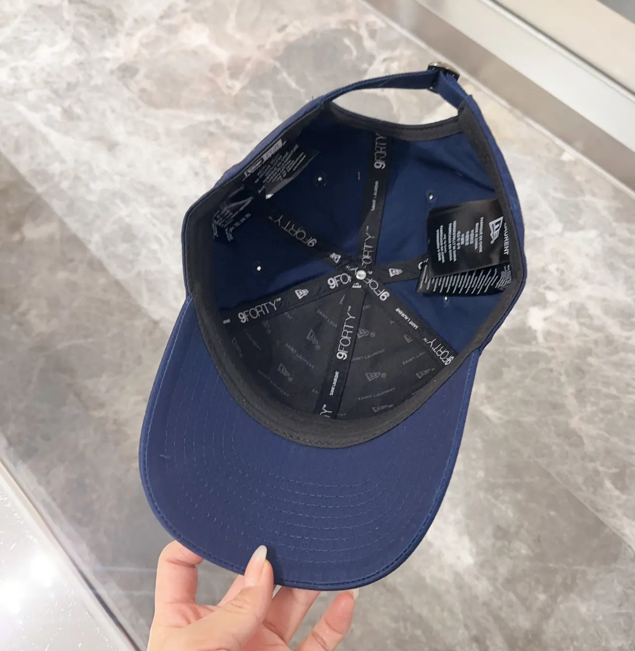 New Era 9FIFTY Snapback नेवी ब्लू इम्ब्रॉइडर्ड मोनोग्राम बेसबॉल कैप 4