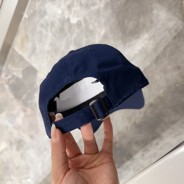 New Era 9FIFTY Snapback नेवी ब्लू इम्ब्रॉइडर्ड मोनोग्राम बेसबॉल कैप 5