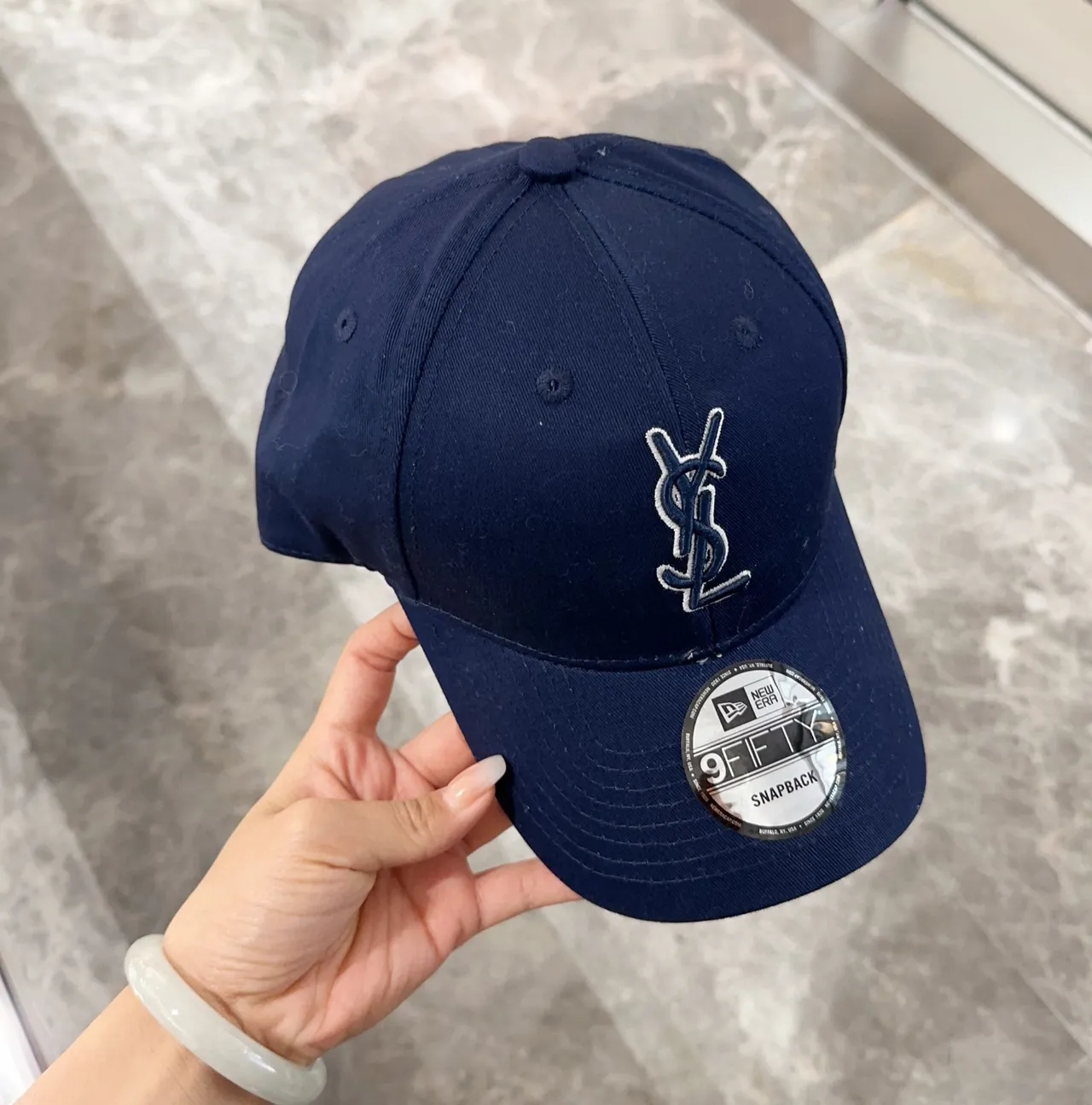 New Era 9FIFTY Snapback नेवी ब्लू इम्ब्रॉइडर्ड मोनोग्राम बेसबॉल कैप 9