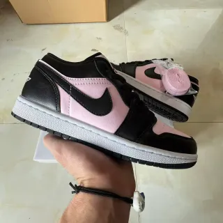 حذاء رياضي Nike Air Jordan 1 أسود وردي لايف ستايل