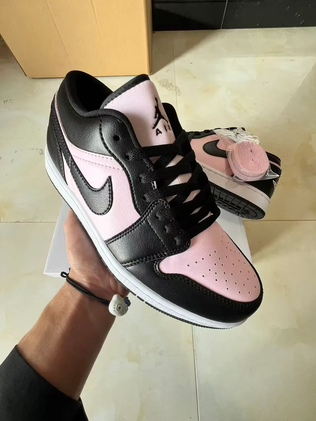 Zapatillas lifestyle Nike Air Jordan 1 negro rosa 2