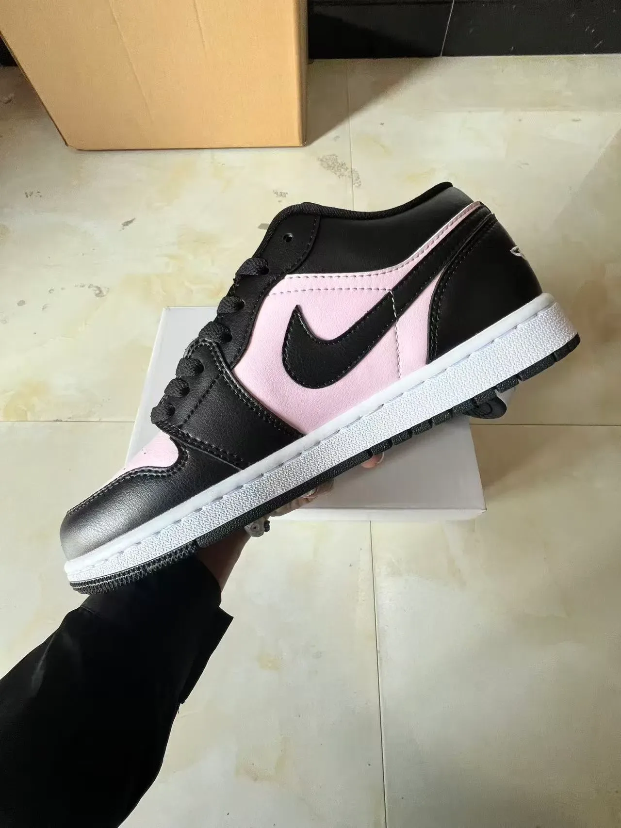 Zapatillas lifestyle Nike Air Jordan 1 negro rosa 5