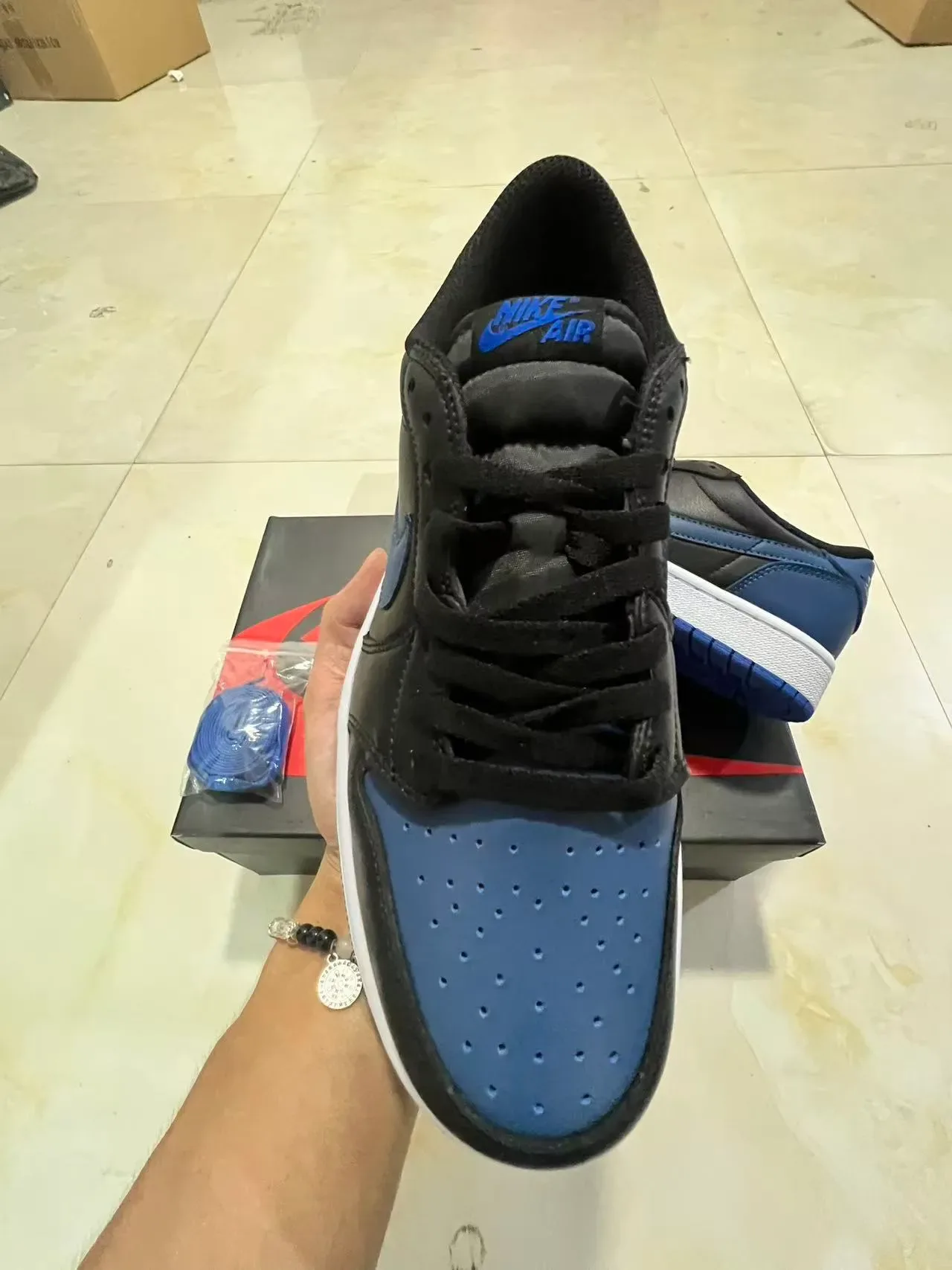 Nike Air Jordan 1 Black Royal Blue White tênis lifestyle 3