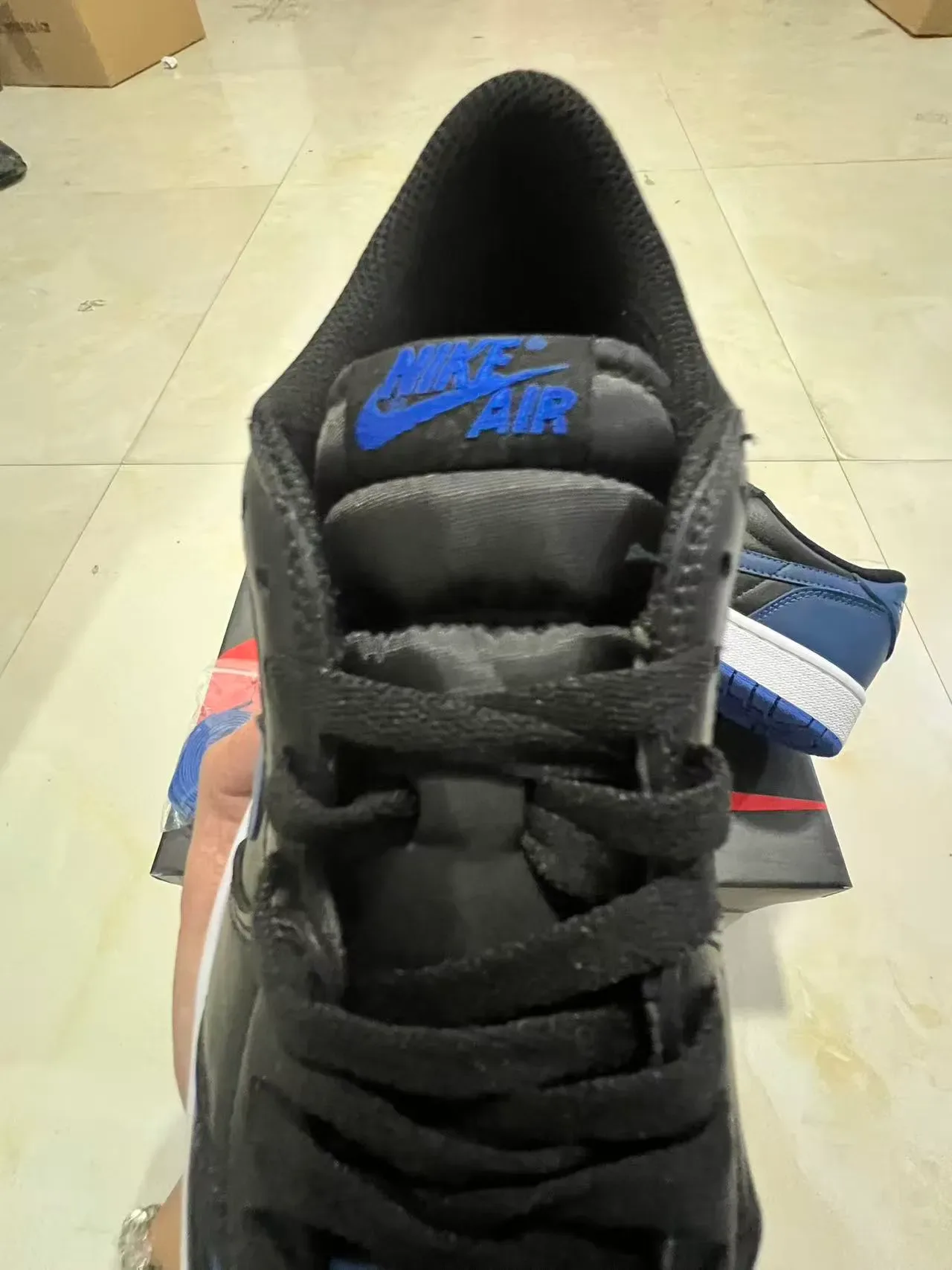 Nike Air Jordan 1 Black Royal Blue White tênis lifestyle 4