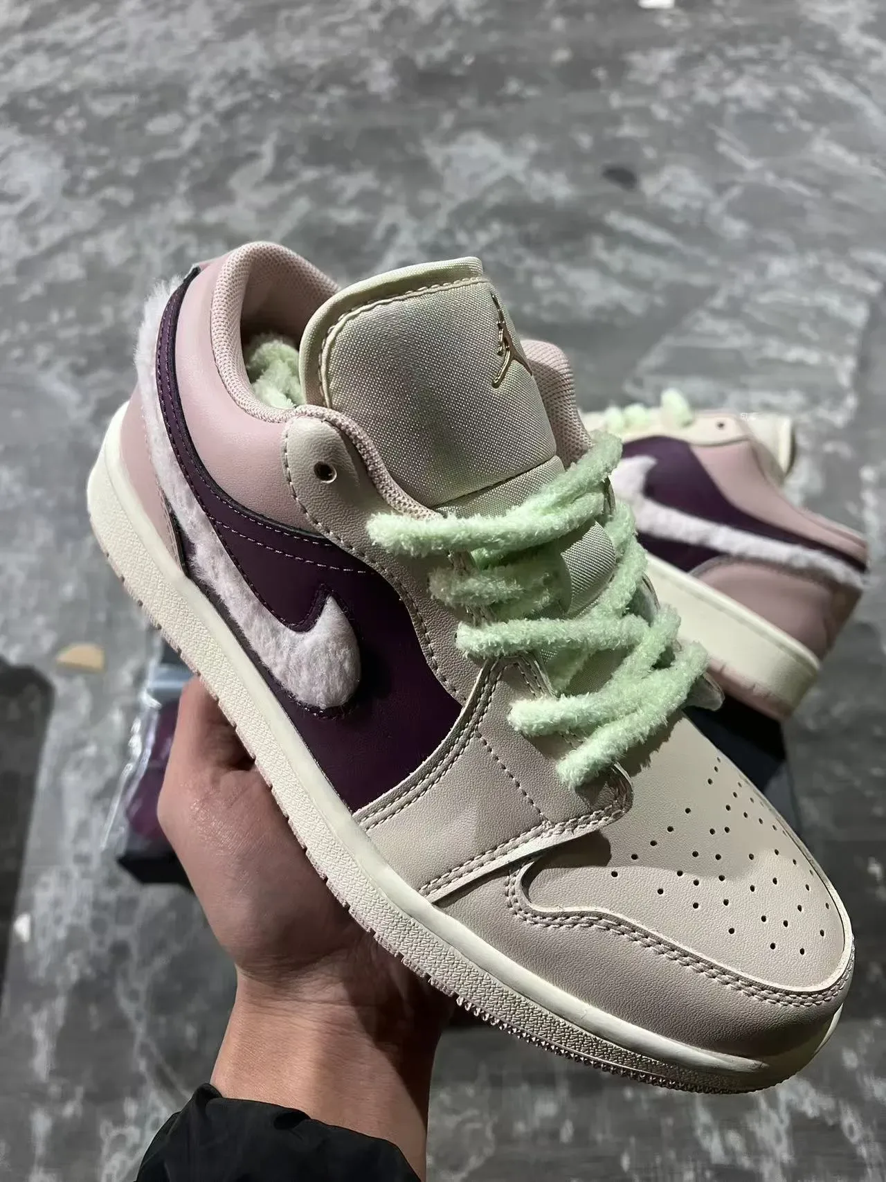 Nike Air Jordan 1 Low Fuzzy Swoosh Chaussures lifestyle rose violet 2