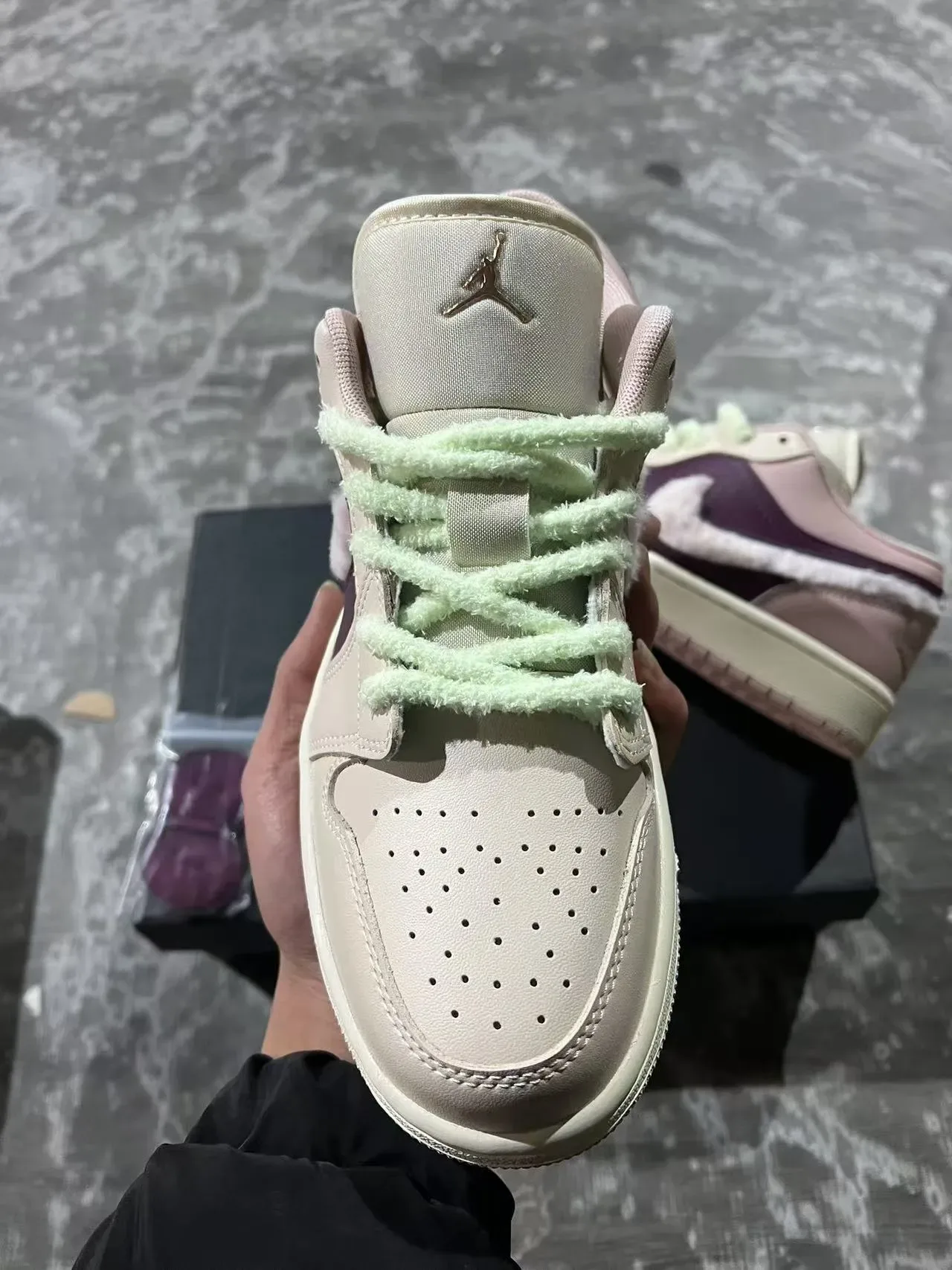 Nike Air Jordan 1 Low Fuzzy Swoosh Chaussures lifestyle rose violet 3