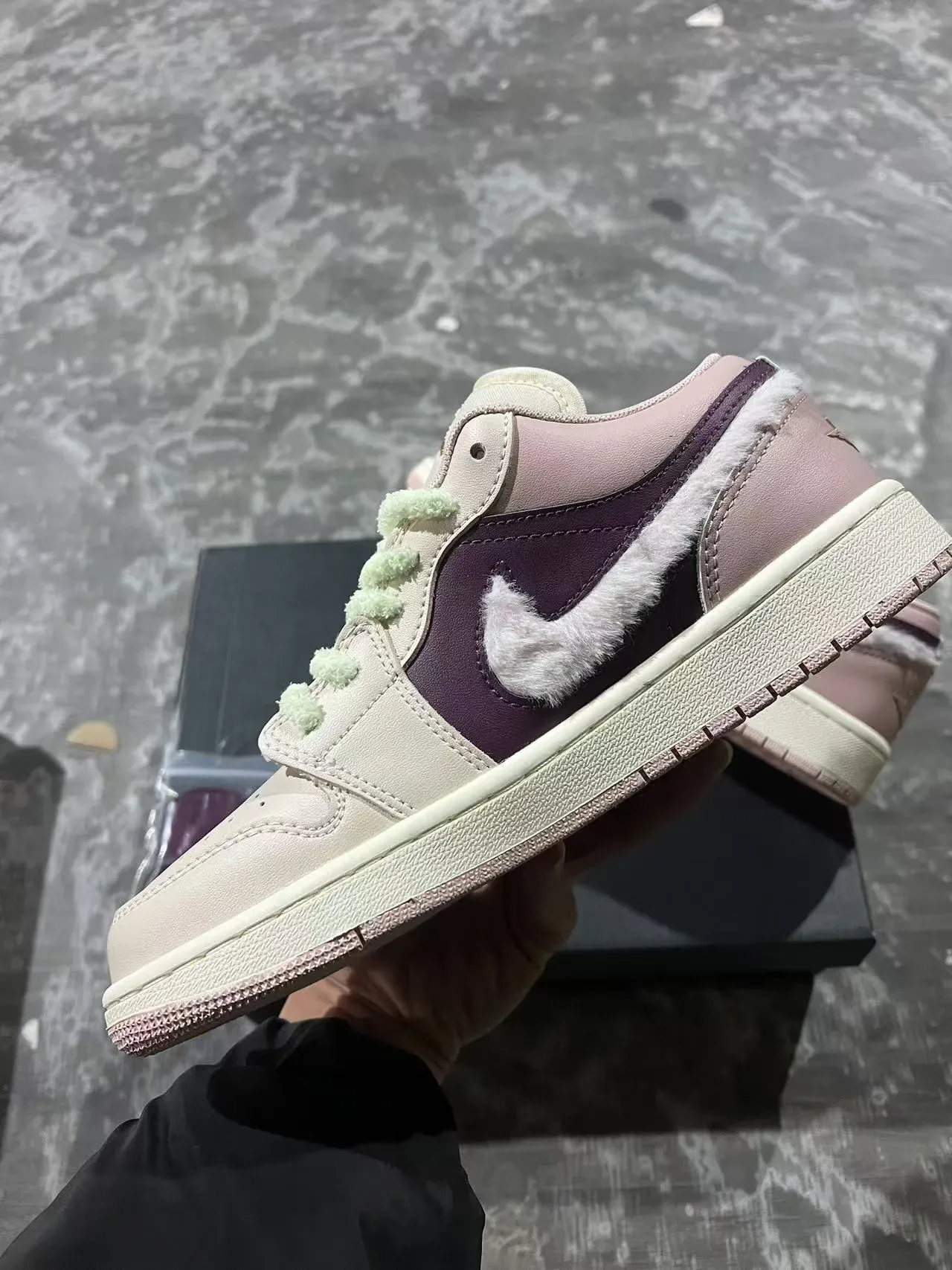 Nike Air Jordan 1 Low Fuzzy Swoosh Chaussures lifestyle rose violet 5